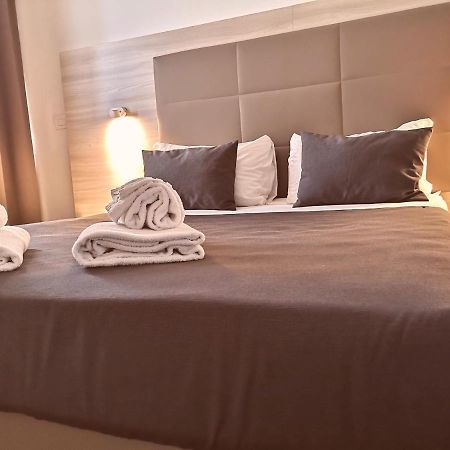 Academy Hotel Fiumicino Eksteriør billede