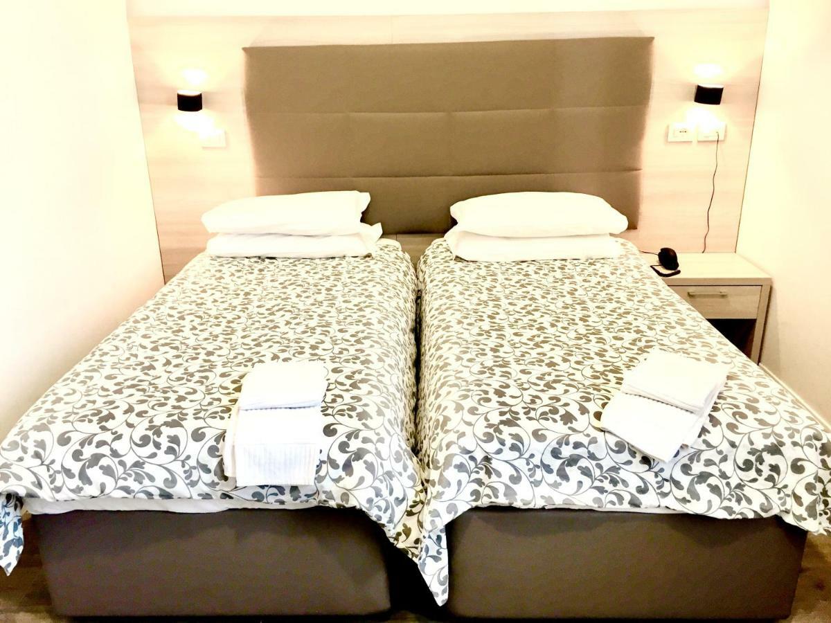 Academy Hotel Fiumicino Eksteriør billede